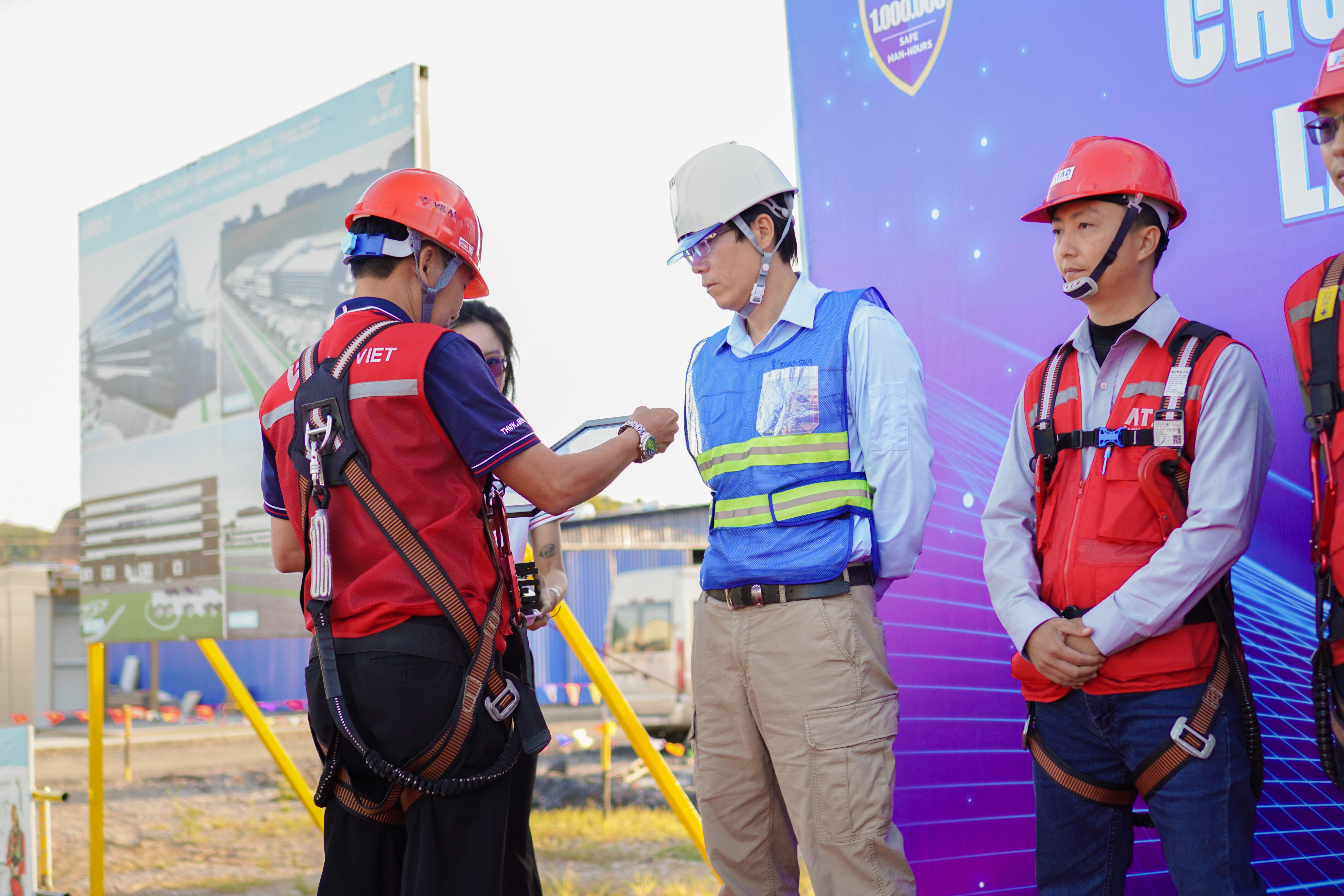 Certificates awarded to individuals with outstanding achievements in safety work during the construction of Lite-On Quang Ninh project Phase 01.